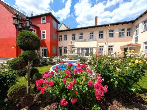 Property building, Spring, Day, Garden, Garden view