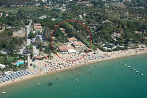 Restaurant/places to eat, Natural landscape, Activities, Beach, On site
