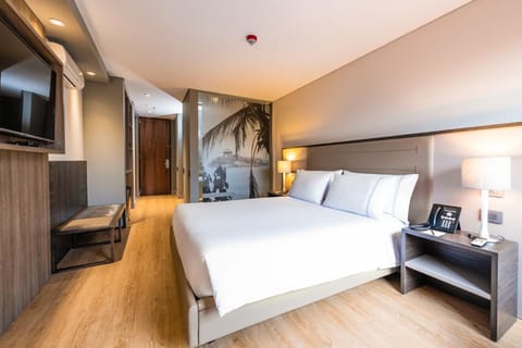 Bed, TV and multimedia, Photo of the whole room, Decorative detail, Bedroom