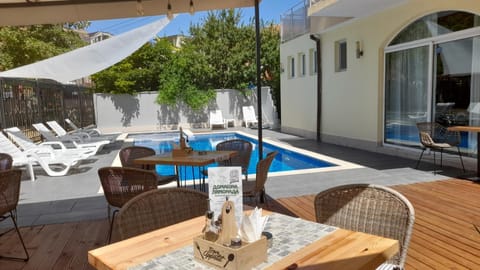 Restaurant/places to eat, Swimming pool