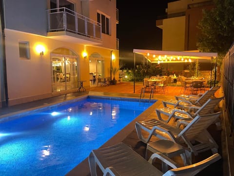 Restaurant/places to eat, Night, Garden, Swimming pool, sunbed