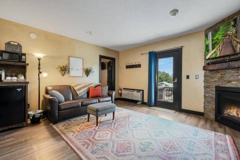 TV and multimedia, Living room, Seating area, flat iron