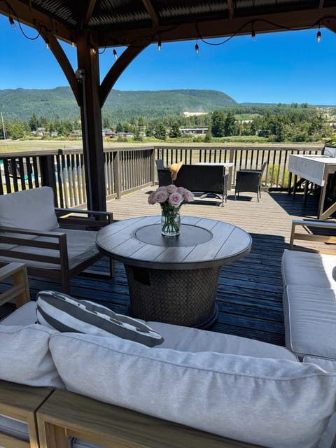 Patio, BBQ facilities, View (from property/room), Seating area, Mountain view, fireplace