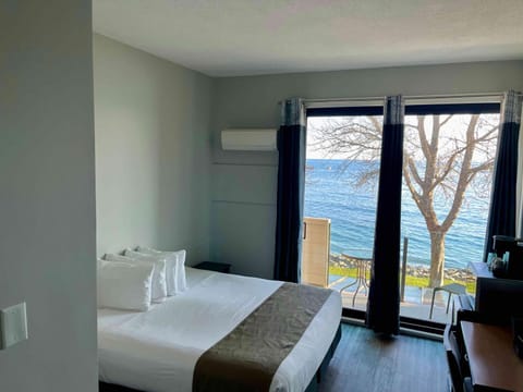 Photo of the whole room, Bedroom, Sea view
