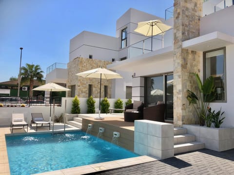 Property building, Facade/entrance, Day, Garden, On site, Garden view, Swimming pool