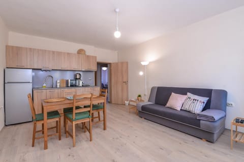 Coffee/tea facilities, Kitchen or kitchenette, Living room, Seating area, Dining area
