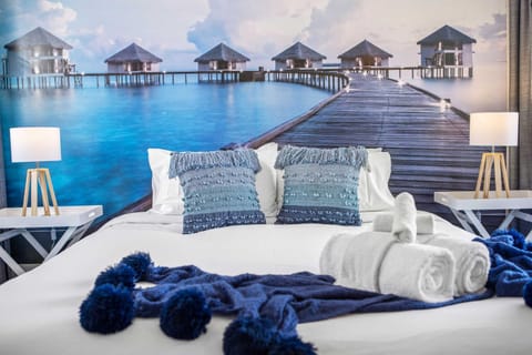 Bed, Bedroom, towels