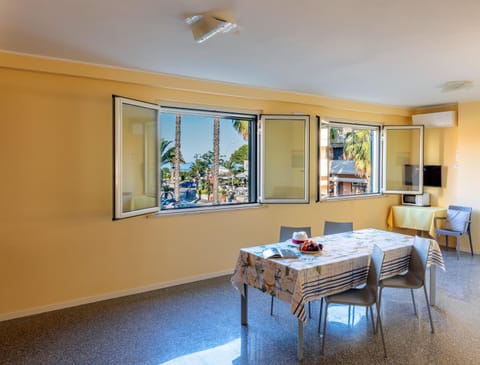 Kitchen or kitchenette, Living room, Seating area, Sea view, microwave, kitchen, air conditioner