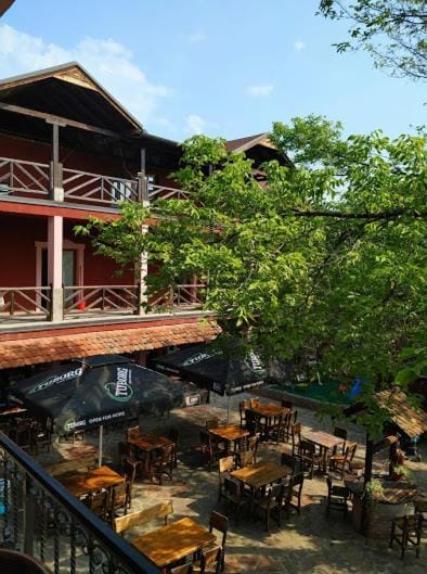 Property building, Restaurant/places to eat, Balcony/Terrace, Garden view