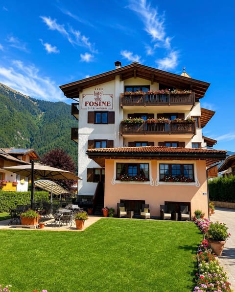 Property building, Spring, Day, Natural landscape, Garden, Garden view, Mountain view