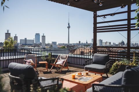View (from property/room), Balcony/Terrace, Seating area, City view, Landmark view