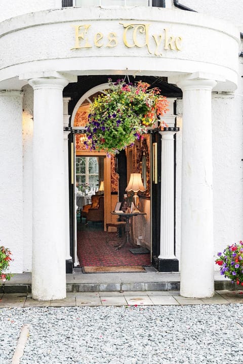 Property building, Restaurant/places to eat