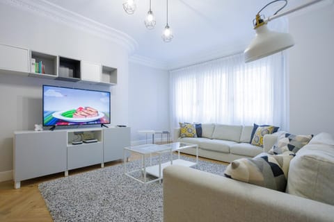 TV and multimedia, Living room, Seating area, Evening entertainment