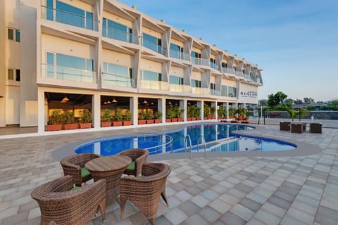 Facade/entrance, Swimming pool
