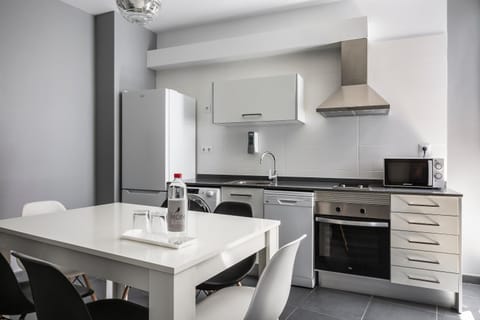 Kitchen or kitchenette, Dining area