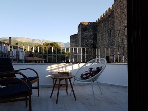 BBQ facilities, Balcony/Terrace, City view, Landmark view, Mountain view, Street view