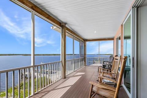 Kokopelli Villa - Matlacha waterfront close to Cap Coral - private home locally managed, fair & honest pricing Villa in Matlacha