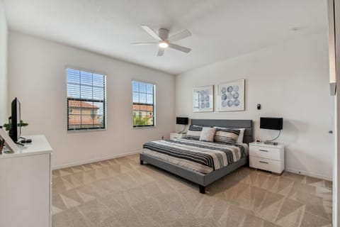 Bed, TV and multimedia, Photo of the whole room, Bedroom, fireplace