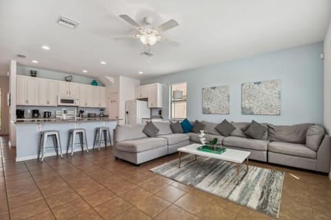 Kitchen or kitchenette, Living room, Seating area, Dining area, dishwasher, fireplace, minibar, pet friendly, stove