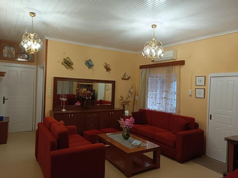Rodomelo House with Terrace - 4 Bedrooms Apartment in Leonidio
