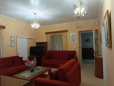 Rodomelo House with Terrace - 4 Bedrooms Apartment in Leonidio