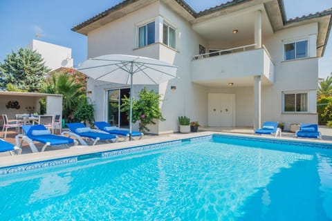 Property building, Swimming pool, sunbed