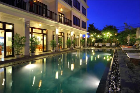 Swimming pool