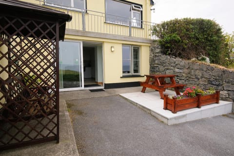 Property building, Patio, Facade/entrance, Balcony/Terrace, Garden view