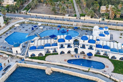Property building, Day, Swimming pool