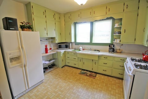 Coffee/tea facilities, Kitchen or kitchenette, minibar, pet friendly, stove