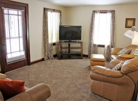 Communal lounge/ TV room, TV and multimedia, Living room, Seating area