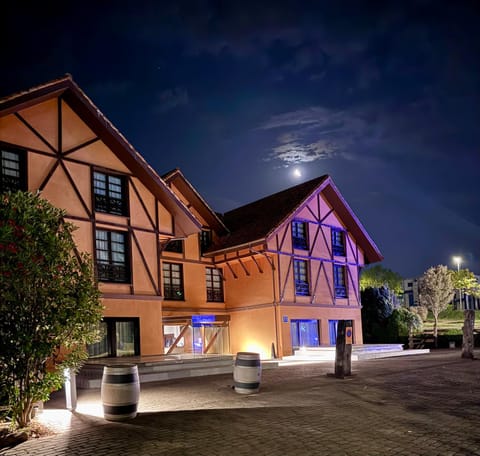 Property building, Facade/entrance, Night