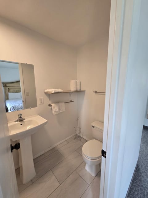 Lyn Aire Motel - Lake George Motel in Queensbury