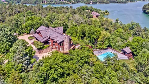 Property building, Day, Natural landscape, Bird's eye view, Lake view, Pool view, Swimming pool