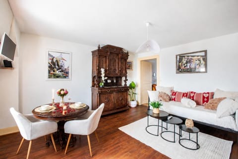 TV and multimedia, Living room, Dining area, Meals, flat iron, stove, kitchen
