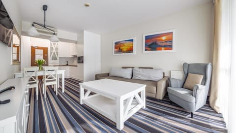 Bed, Kitchen or kitchenette, Living room, Seating area, Dining area