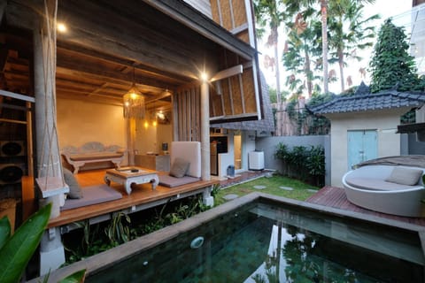 Property building, Kitchen or kitchenette, Living room, Decorative detail, Seating area, Swimming pool