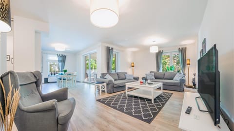 TV and multimedia, Living room, Seating area, Dining area