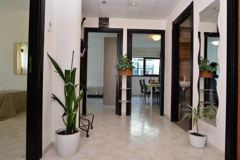 Bathroom, Lobby or reception, Seating area, Dining area, Bedroom