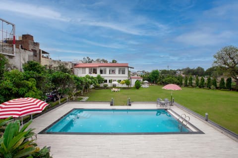 Property building, Spring, Day, Natural landscape, Garden, Garden view, Pool view, Swimming pool, sunbed