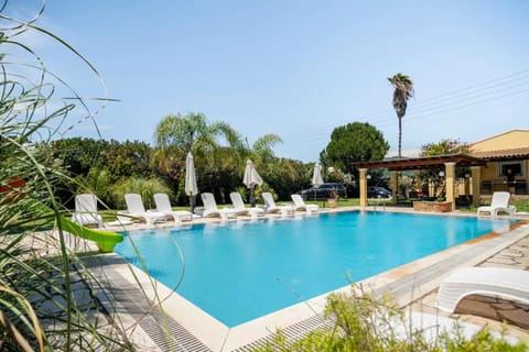 Swimming pool, sunbed