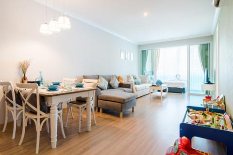 Living room, Food and drinks, Seating area, Dining area, Food