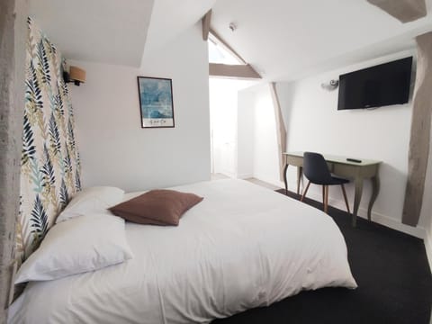 Bed, TV and multimedia, Photo of the whole room, Bedroom