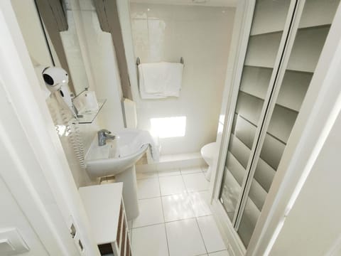 Shower, Toilet, towels