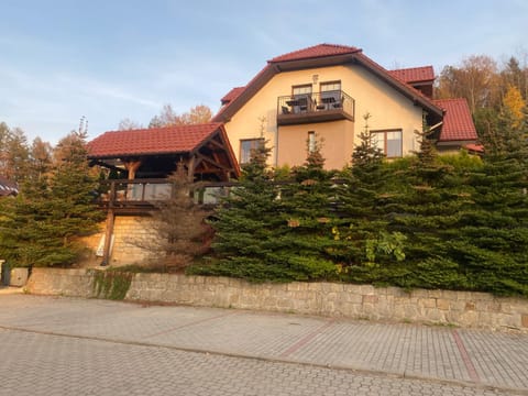 Property building, Day, Garden, View (from property/room), Balcony/Terrace, Garden view, Mountain view, Area and facilities, Parking