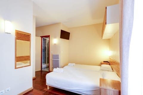 Bed, TV and multimedia, Photo of the whole room, Bedroom, towels