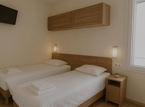 Bed, TV and multimedia, Photo of the whole room, towels