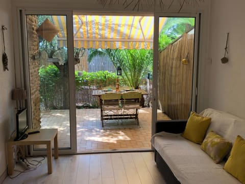 Patio, Living room
