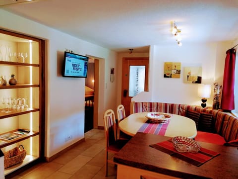 TV and multimedia, Kitchen or kitchenette, Seating area, Dining area