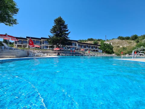 Property building, Natural landscape, Swimming pool, sunbed, sunbed